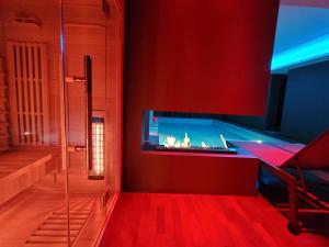 una piscina con chimenea en una habitación en Alysa - Suite Wellness & Spa, en Giarre