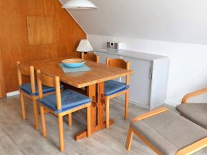 - une table à manger avec des chaises et un bol dans l'établissement Ferienwohnung: Utkiek, à Langeoog