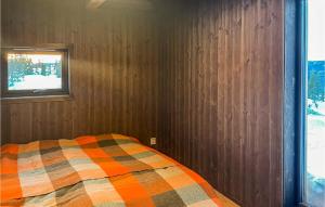 um quarto com uma cama e uma janela em Awesome Home In yer With Kitchen em Hafjell