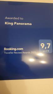 un signe indiquant que le panamanca a été récompensé sur un écran dans l'établissement King Panorama mit Netflix, à Sankt Englmar