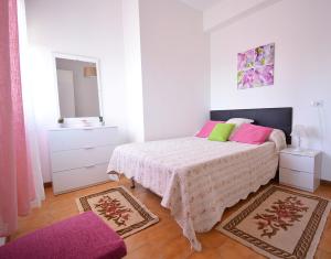 Zdjęcie z galerii obiektu Apartamentos con jardín a un paso de la playa w mieście Pontevedra