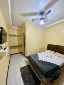 サン・ペドロ・ダ・アルデイアにあるPousada Raízesのベッドルーム1室(ベッド1台、シーリングファン付)
