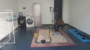 a room with a gym with a washer and dryer at Suite Deluxe, calme proche Airbus et Chantiers de l'Atlantique in Saint-Nazaire