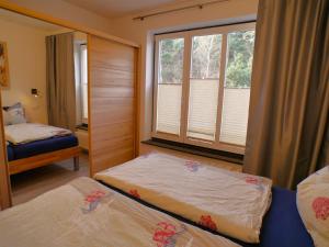 1 Schlafzimmer mit 2 Betten und einem Fenster in der Unterkunft Ferienwohnung am Maiglöckchenberg in Ostseebad Karlshagen