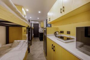 Habitación con 2 literas y lavabo. en Go Camp Mountain Nature Lodge مخيم الطبيعة الجبلية en Sharīyah