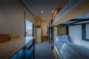 Rúm í herbergi á Go Camp Mountain Nature Lodge مخيم الطبيعة الجبلية