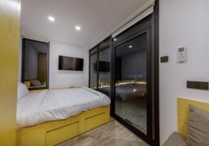 Rúm í herbergi á Go Camp Mountain Nature Lodge مخيم الطبيعة الجبلية
