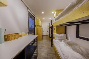 Rúm í herbergi á Go Camp Mountain Nature Lodge مخيم الطبيعة الجبلية