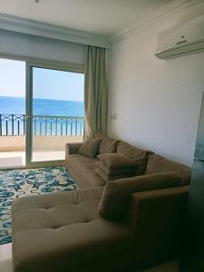 Doudy في شرم الشيخ: غرفة معيشة مع أريكة وإطلالة على المحيط