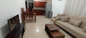 Doudy في شرم الشيخ: غرفة معيشة مع أريكة وطاولة قهوة