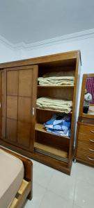 沙姆沙伊赫的住宿－Doudy，一间卧室配有一张床和一个木制橱柜