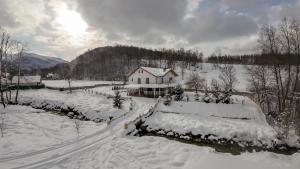 Vulcan的住宿－Casa de pe vale，田野上被雪覆盖的房子