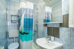 un bagno con lavandino, WC e tenda da doccia di Apartmani Niki ZVEKOVICA a Cavtat Altre 46 foto