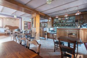 A restaurant or other place to eat at Albergo Miramonti