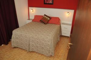 a bedroom with a bed with two pillows on it at Complejo Mi Sueño in San Rafael