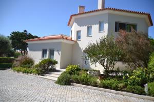 una casa blanca con un jardín delante en Casas Cerejas, en Serra de Mangues 5 fotos más