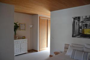 1 dormitorio con 1 cama y una foto de tren en la pared en Casas Cerejas, en Serra de Mangues