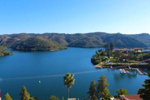vista su un lago con ponte sospeso di Lago Azul Villas a Ferreira do Zêzere