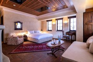 1 dormitorio con 1 cama y 1 mesa en una habitación en Ktima Bellou, en Ágios Dimítrios