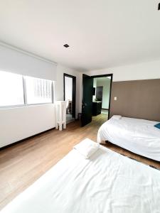Letto o letti in una camera di Hostal Top Location ideal para viajeros Polanco