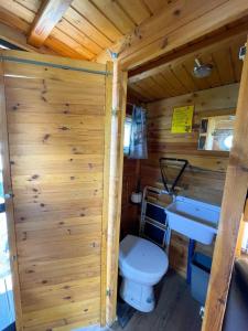 een kleine badkamer met een toilet en een wastafel bij Ausflugsrestaurant & Pension Aalbude & Hausfloßvermietung am Kummerower See in Dargun
