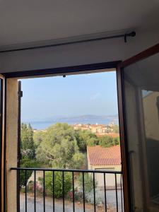 widok z okna balkonu w obiekcie Appartement T1 w mieście LʼÎle-Rousse