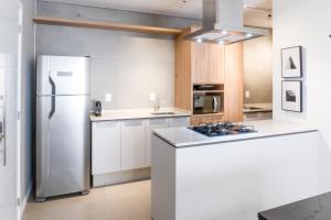 uma cozinha com um frigorífico e uma bancada em ZEE Studios a 200m da beira-mar norte em Florianópolis