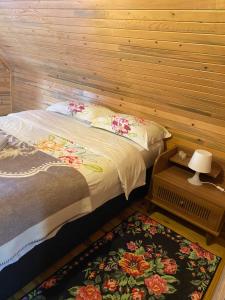 a bedroom with a bed and a table with a lamp at Nilüfer evi in Bergama