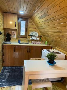 una cocina con paredes de madera y una mesa en una habitación en Nilüfer evi, en Bergama