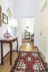 a room with a table with a lamp and a rug at La Dimora Di Odisseo in Trapani