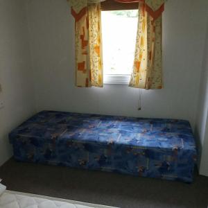 Bett in einem Zimmer mit Fenster in der Unterkunft Ubytování v klidné lokalitě in Trutnov