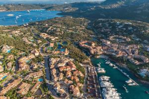 una vista aérea de un puerto con barcos en Cervo Hotel,Costa Smeralda Resort en Porto Cervo