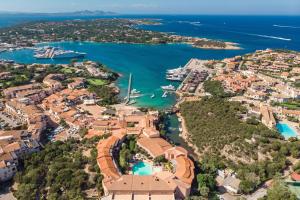 - une vue aérienne sur un complexe avec un port dans l'établissement Cervo Hotel,Costa Smeralda Resort, à Porto Cervo