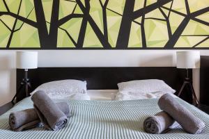 Posteľ alebo postele v izbe v ubytovaní Art Downtown Home styled by a Local Designer