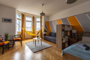 ein Wohnzimmer mit einem Bett und einem Sofa in der Unterkunft Art Downtown Home styled by a Local Designer in Budapest