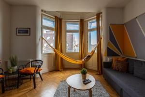 Posedenie v ubytovaní Art Downtown Home styled by a Local Designer