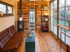uma sala de estar com um sofá e uma mesa em Tiny Haus auf idyllischem Grundstück im Rittergut em Klipphausen