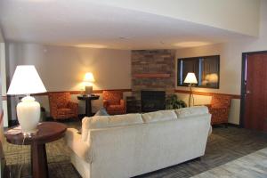 ein Wohnzimmer mit einem Sofa und einem Kamin in der Unterkunft Green Acres Hotel in Pittsfield