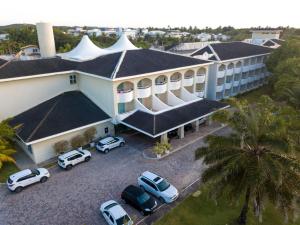 uma vista aérea de um hotel com carros estacionados num parque de estacionamento em Bahia Plaza Hotel em Busca-Vida