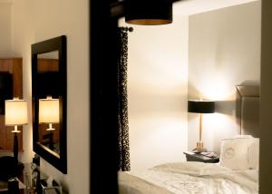 Postel nebo postele na pokoji v ubytování Keenans Boutique Hotel