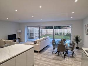 Et opholdsområde på Luxury 3 Bed House, Parking, Garden and 2 Office desks 2