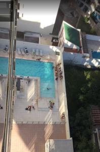 una vista aérea de una piscina en un edificio en Departamento Torre Duomo Nueva Cordoba en Córdoba