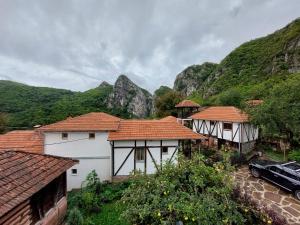 een groep huizen met bergen op de achtergrond bij Golemi kamik Pirot in Pirot