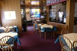 ein Esszimmer mit Tischen und Stühlen in einem Restaurant in der Unterkunft Hotel Sonnenhof in Boppard