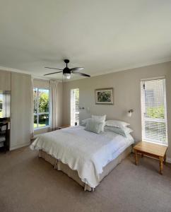 um quarto com uma cama grande e uma ventoinha de tecto em Kingswood Close em George