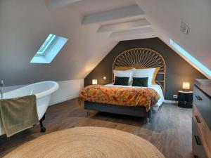 1 dormitorio con 1 cama grande, bañera y 1 cama grande en tourmaline, en Concarneau