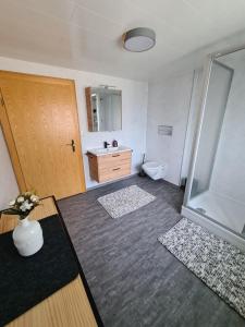 Televízia a/alebo spoločenská miestnosť v ubytovaní Ferienwohnung Juen