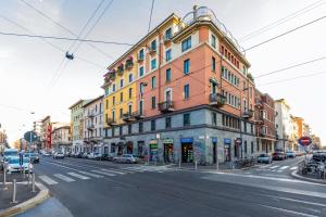 a street with cars parked on the side of a building at Easylife - Spazioso e accogliente bilocale in zona Lambrate in Milan