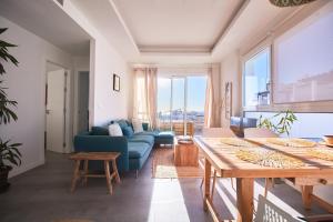 Posezení v ubytování Sea Breeze, large apartment with workspaces & a great view