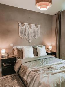 um quarto com uma cama e um lustre em Stylish 1Bed Apartment in Sheffield CC em Sheffield